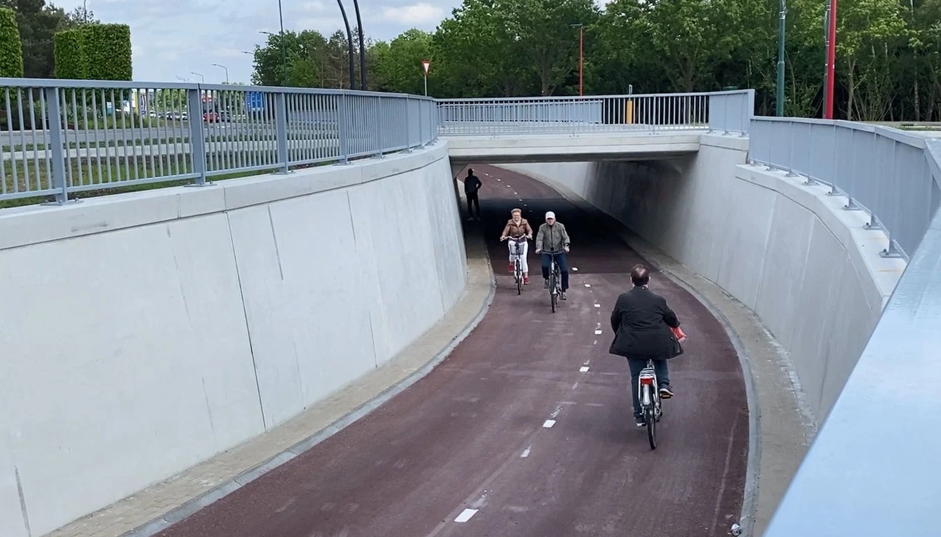 Fietsers in de fietstunnel in Nistelrode