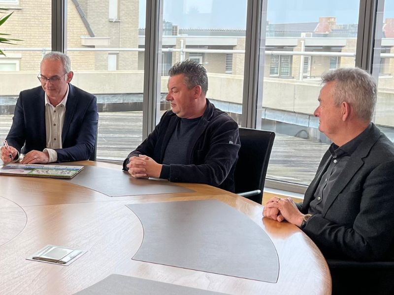 Symbolisch ondertekenmoment overeenkomst Bersse Hoeve in Loosbroek