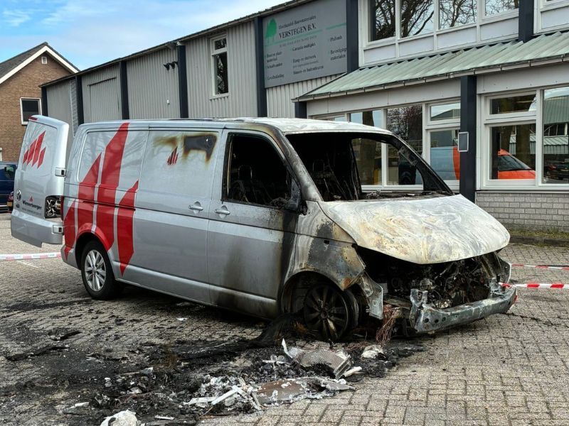 Politie zoekt informatie na autobranden in Heesch