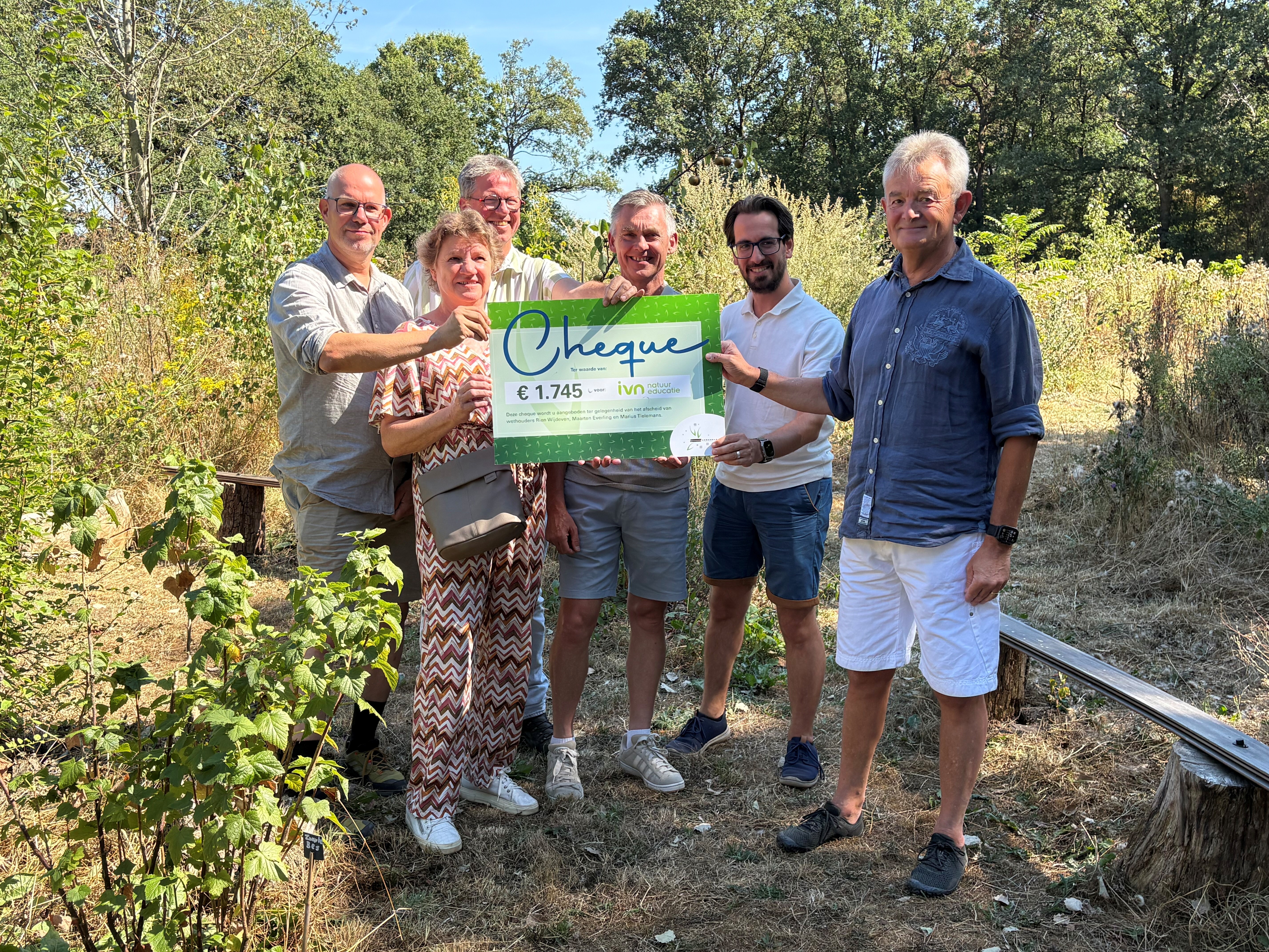 Oud-wethouders overhandigen cheque aan IVN Bernheze
